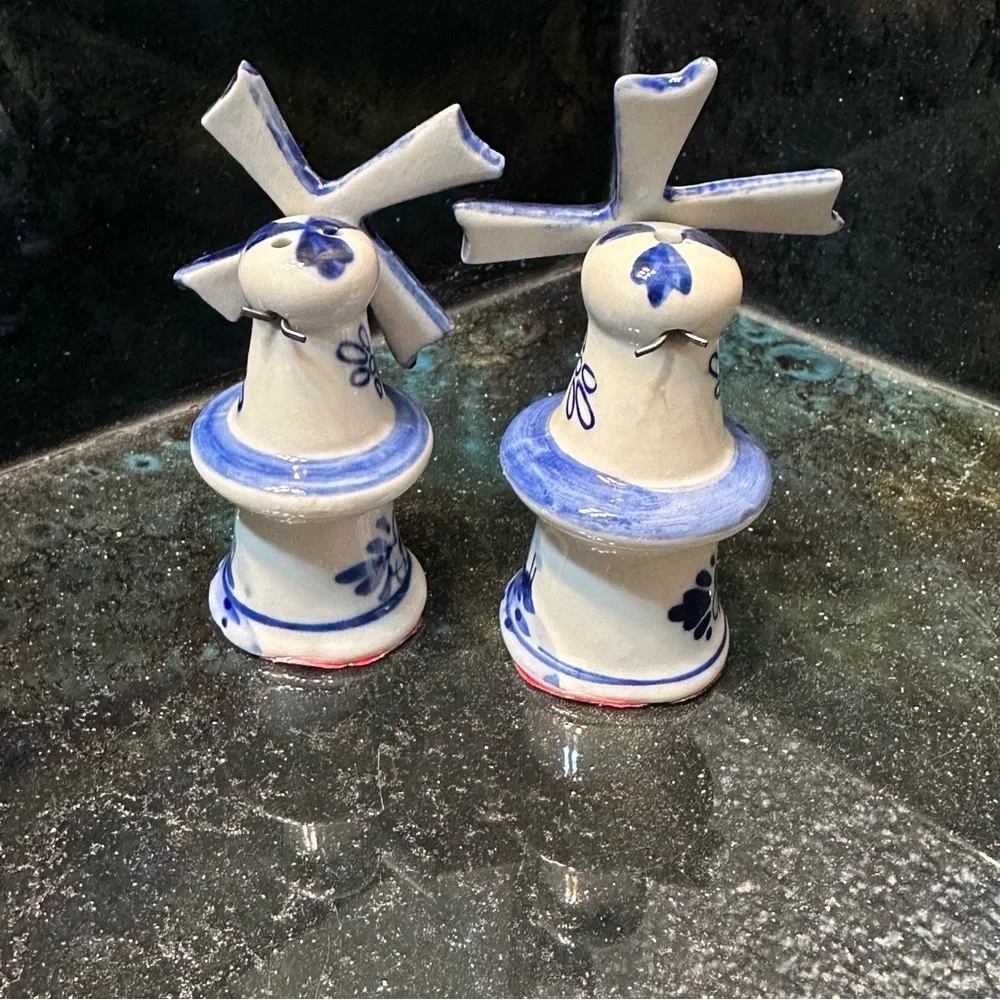 Delft Holland Dutch Windmill Single S&P Shakers Blue & White - Vintage